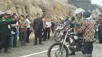 Jokowi pertama-tama melakukan persiapan lebih dulu sebelum beraksi naik motor trail. Dia memakai jaket, pelindung lutut, pelindung siku, dan tentu memakai helm. Foto: Bagus Prihantoro Nugroho/detikcom