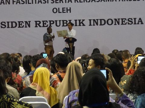 Jokowi saat melakukan kunjungan kerja di Papua