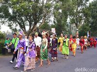 Masyarakat dalam balutan baju adat dalam pawai