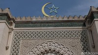 Masjid ini didirikan setelah pedang dunia 1 sebagai tanda terima kasih Perancia kepada tirailleurs muslim dari koloni yang turut berperang melawan pasukan Jerman.