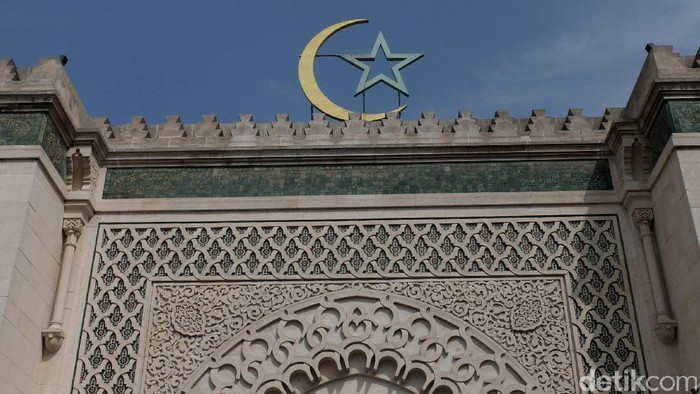 Sejumlah warga muslim di Paris tengah melakukan ibadah di Grande Mosquee de Paris.