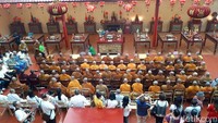 Seperti ini suasana dalam kelenteng usai berdoa. Tampak sekitar 80 hingga 90 biksu mengikuti Pindapata (Kurnia/detikTravel)