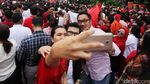 Gelar Aksi Simpatik, Warga Merahkan Balai Kota DKI