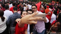 Tidak hanya memenuhi Balai Kota, mereka nampak menyiapkan ponsel masing-masing untuk mengabadikan momen. Ada juga warga yang membawa spanduk bertuliskan Ahok-Djarot.