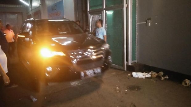 Salah satu mobil meninggalkan Rutan Cipinang