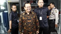 Priyo keluar gedung KPK usai diperiksa sebagai saksi.