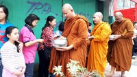 Umat Buddha dan warga setempat tampak senang berbagi. Pindapata pun tampak berlangsung lancar (Kurnia/detikTravel)