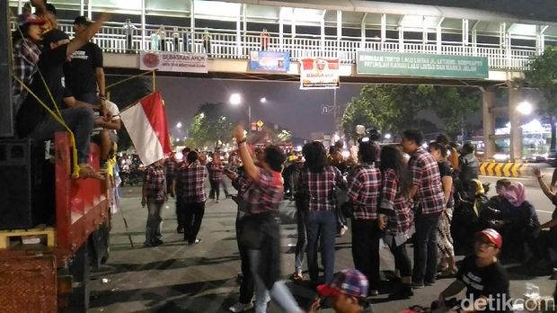 Massa pendukung Ahok masih bertahan di Pengadilan Tinggi DKI