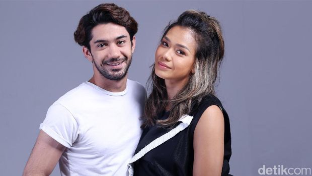 Reza Rahadian dan Adinia Wirasti saat pemotretan celeb of the month detikhot
