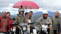Ruas tersebut merupakan bagian dari segmen 5 Trans Papua yaitu Ruas Wamena-Habema-Kenyam-Mumugu memiliki panjang 284,3 km, pada 2016 lalu berhasil ditembus. Pada tahun 2017 ini Kementerian PUPR kembali bekerjasama dengan TNI untuk menurunkan grade permukaan badan jalan yang masih tinggi ditempat-tempat tertentu.  Foto: dok. PUPR