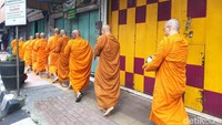 Momen ketika para biksu berjalan beriringan sebelum kembali ke Kelenteng Liong Hok Bio. Setelah Pindapata mereka makan bersama di kelenteng (Kurnia/detikTravel)