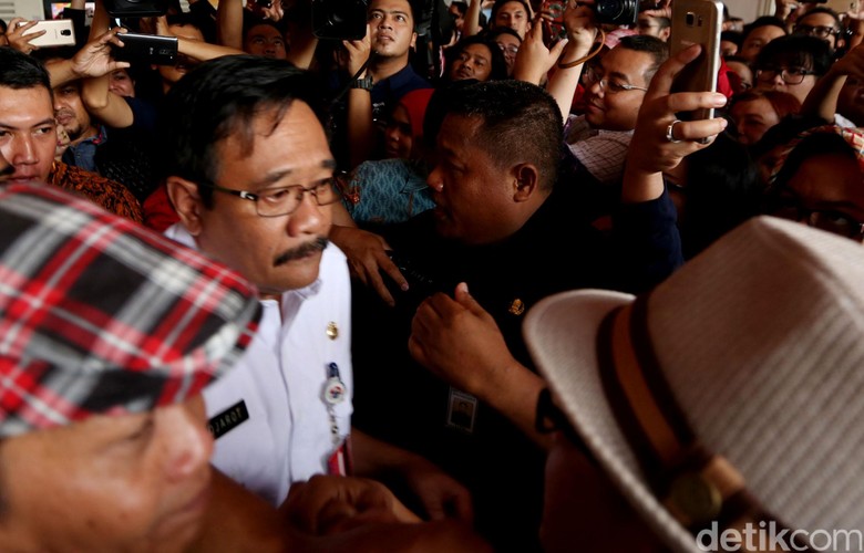 Usai Jenguk Ahok, Djarot Tinggalkan Mako Brimob Bersama Sekda DKI Usai Jenguk Ahok, Djarot Tinggalkan Mako Brimob Bersama Sekda DKI