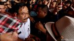 Gelar Aksi Simpatik, Warga Merahkan Balai Kota DKI