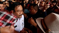 Saat Djarot tiba, ia dielu-elukan warga yang sudah menanti. Usai masuk ke ruang kerjanya, ia beranjak keluar bersama Addie MS memimpin aksi simpatik. Djarot juga memberikan apresiasi karena acara berjalan tertib.