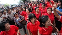 Massa pendukung Ahok berjalan meninggalkan Mako Brimob.