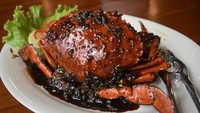 Wow! Kepiting berukuran agak besar ini di siram dengan saus berwarna hitam dengan sensasi rasa lada hitam yang kuat. Rasanya gurih dan agak manis. Kalau penasaran, langsung saja datang ke restoran legendaris Pangkep 33 di kawasan Pluit yang sudah berdiri sejak 1980. Foto: detikFood