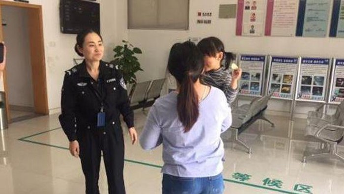 Polisi China Selamatkan Bocah yang Ditinggal Berjam-jam di Mobil