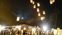  Lampion mulai beterbangan ke langit. Perlahan-lahan semakin menjauhi kerumunan wisatawan di bawahnya (Kurnia/detikTravel)