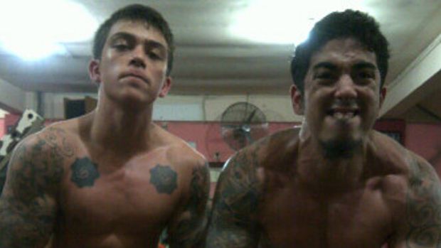 Sean dan Axel pamer otot