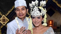 Lale dan Fikha memamerkan cincin pernikahan mereka. Foto: Noel/detikHOT