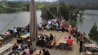 Di lantai 1 dan 2 phinisi berjejer meja-meja yang disediakan pengelola untuk menikmati berbagai menu makanan (Wisma/detikTravel)