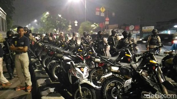 12 polisi mengendarai motor siaga di Pengadilan Tinggi DKI