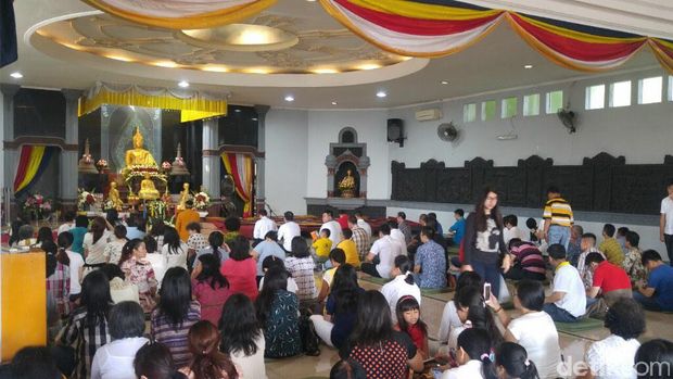 Pindapata dan Pelepasan Makhluk Berlangung Khidmat di Semarang