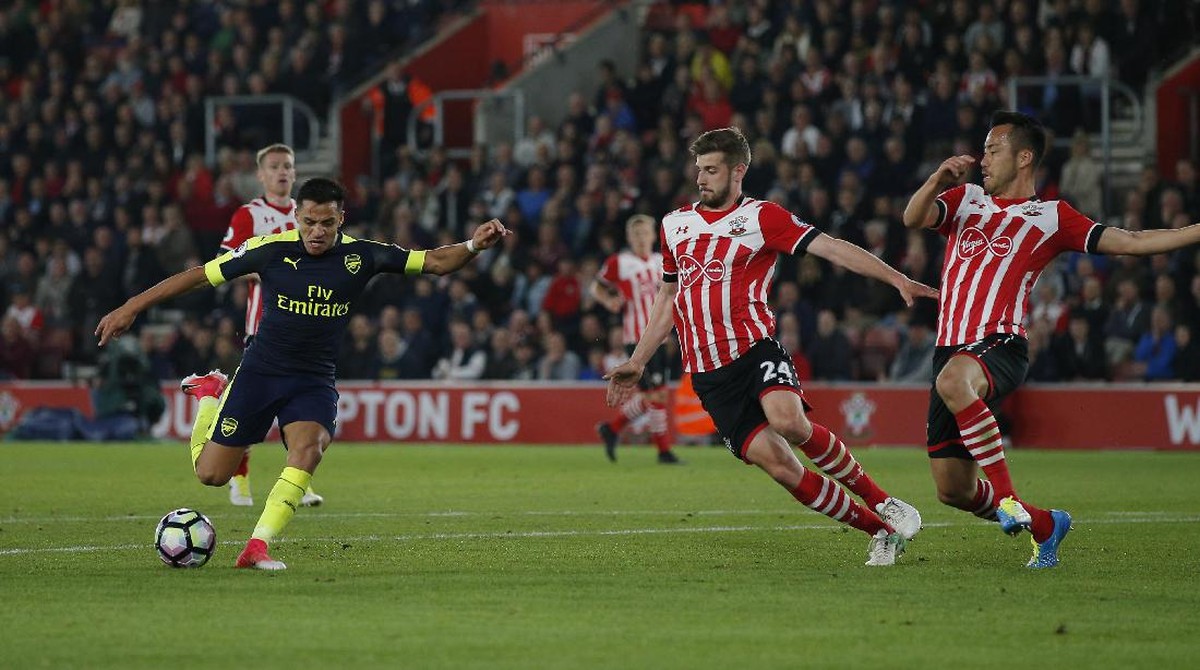 Aksi Alexis Sanchez saat melawan Southampton. (Foto: Action Images via Reuters / Andrew Couldridge Livepic)