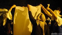 Saat memasuki Lapangan Aksobhya di Candi Borobudur, Magelang, Jawa Tengah, wisatawan akan diminta membuka lampion. Kemudian dipegang dari atas dengan posisi memanjang ke bawah (Kurnia/detikTravel)