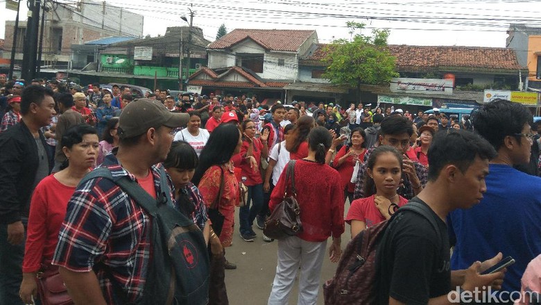 Usai Diimbau Ahok, Massa Membubarkan Diri dari Mako Brimob Usai Diimbau Ahok, Massa Membubarkan Diri dari Mako Brimob