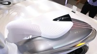 Jok motor berwarna putih berpadu menarik dengan bodi motor berwarna perak. Foto: Indianautosblog