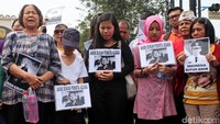 Massa menggelar doa bersama supaya Ahok diberi kesehatan dan dibebaskan. 