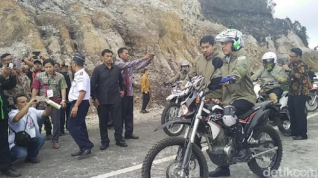 Presiden Jokowi menyusuri Trans Papua dengan motor trail