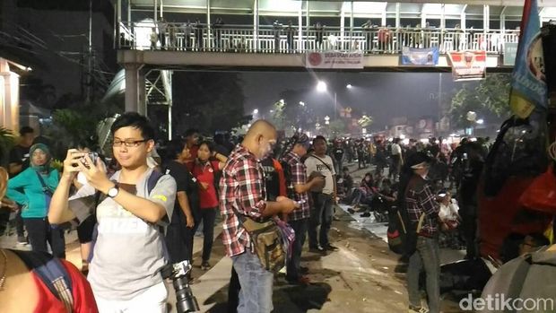 Massa pendukung Ahok masih bertahan di Pengadilan Tinggi DKI