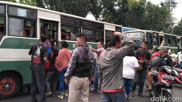 Warga Pendukung Ahok Konvoi ke Mako Brimob