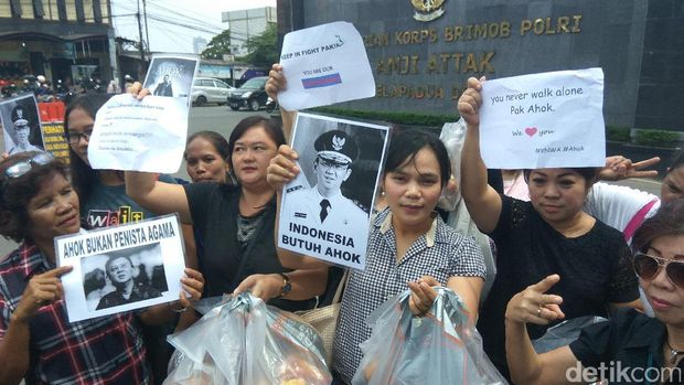 Massa Pro-Ahok Nyanyi 'Maju Tak Gentar' di Depan Mako Brimob