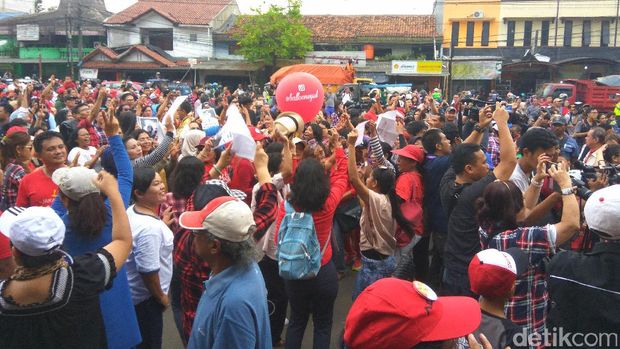 Massa Pro-Ahok dari Balai Kota Tiba di Mako Brimob