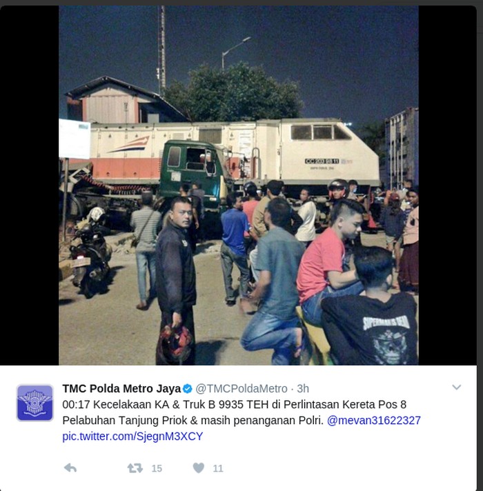  Kereta  Barang  Tabrak Truk  di Pelabuhan Tanjung Priok