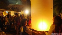 Ada sekitar 1.999 lampion yang diterbangkan malam itu. Dengan banyaknya peserta, penerbangan lampion dibagi menjadi lebih dari 3 sesi (Kurnia/detikTravel)