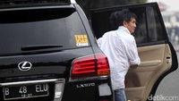 Sys NS juga memasuki mobil untuk meninggalkan Mako brimob.