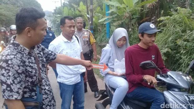 Reka ulang saat sepasang mahasiswa menyerahkan bayi ke Puskesmas.