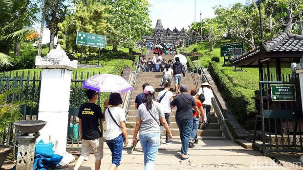 Wisatawan berkunjung ke Borobudur hari ini