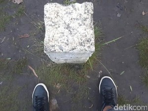 Kaki Kanan di Papua Nugini dan Kaki Kiri di Indonesia