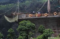Kapal Phinisi atau Glamping lakeside