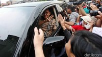 Roy Marten menyapa pendukung Ahok dengan mengacungkan dua jarinya.