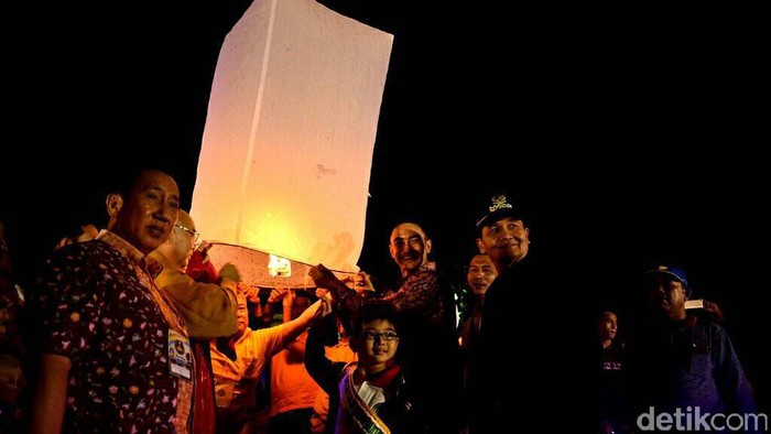 1.000 Lampion Waisak Dilepas di Candi Muaro Jambi