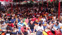 Umat Buddha mengikuti upacara Trisuci Waisak yang pada tahun ini mengusung tema Memahami Kebhinekaan Dalam Kebersamaan.