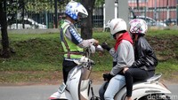 Polisi memeriksa surat-surat kendaraan.