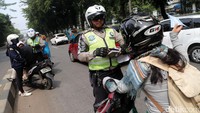 Mayoritas pengendara yang kena razia tidak memiliki kelengkapan surat-surat kendaraan. 