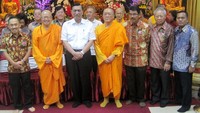 Luhut foto bersama beberapa bhiksu saat menghadiri perayaan Waisak di Wihara Ekayana Arama, Jakarta, Kamis (11/5/2017).